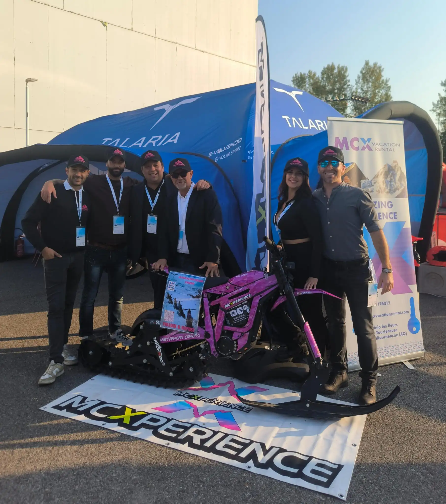 Team Mcxperience con moto esposta durante una fiera
