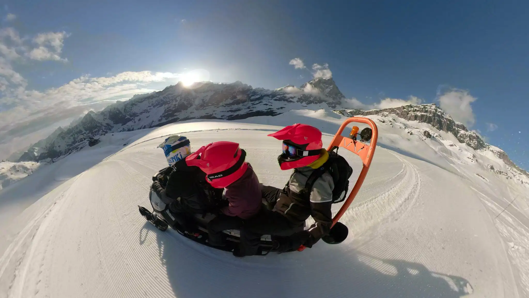 Due persone su snowbike in quota con vista sul Cervino