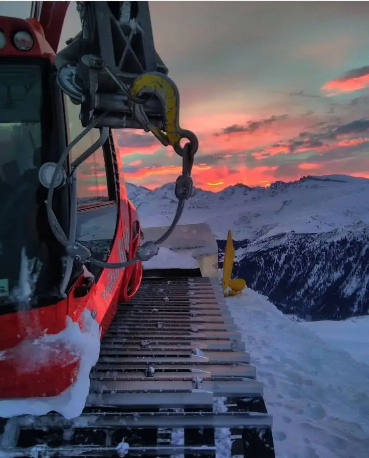 Cena in rifugio con vista sulle montagne