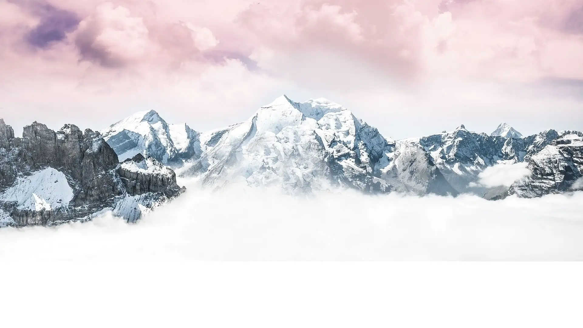 Traccia battuta sotto il cielo blu